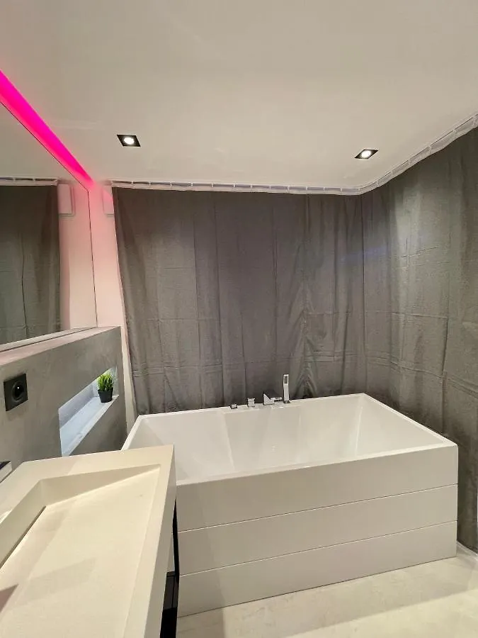 Appartement neuf climatisé - vue mer Saint-Tropez - 50m plage et port - piscine Gassin
